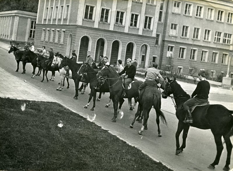 KKE 4730.jpg - Fot. Jeźdźcy na Koniach w Kortowie stojący wzdłuż ulicy Prawochańskiego przed rozpoczęciem I biegu myśliwskiego, Olsztyn, 1966 r.